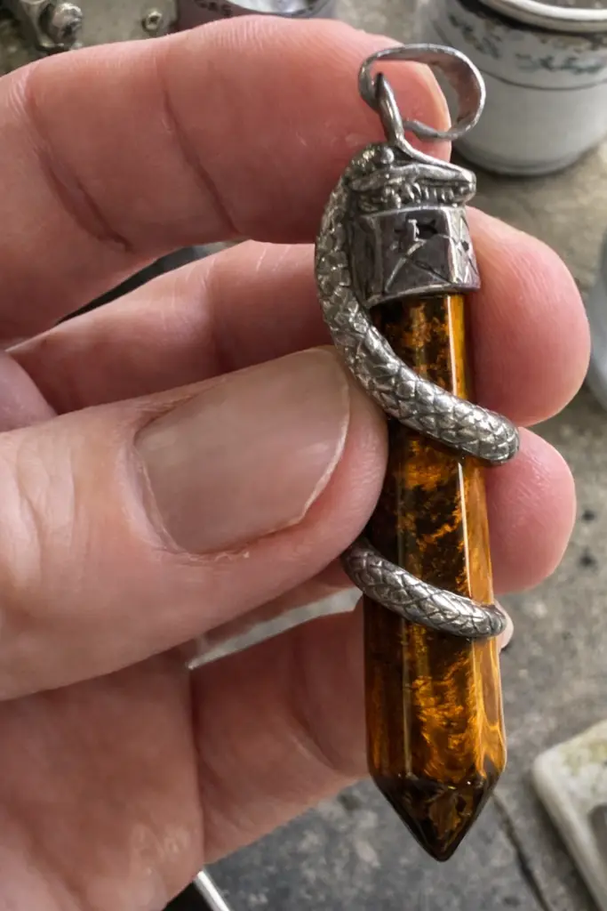 Assemblage artisanal d’un bijou énergétique en pierre naturelle – Oxygène Pro