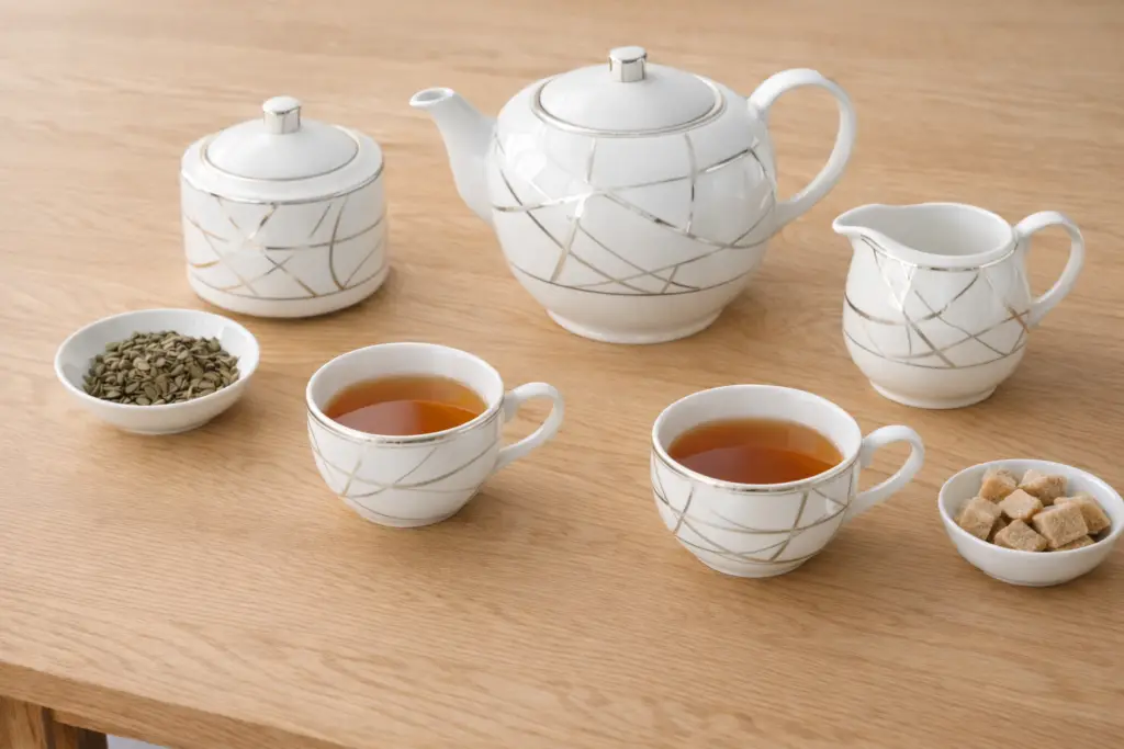 Ensemble complet d’un service à thé en porcelaine