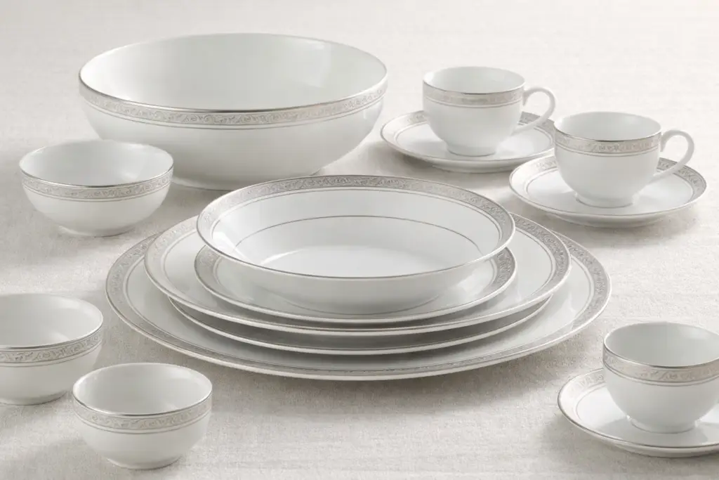 Composition complète d’un service de table professionnel en porcelaine