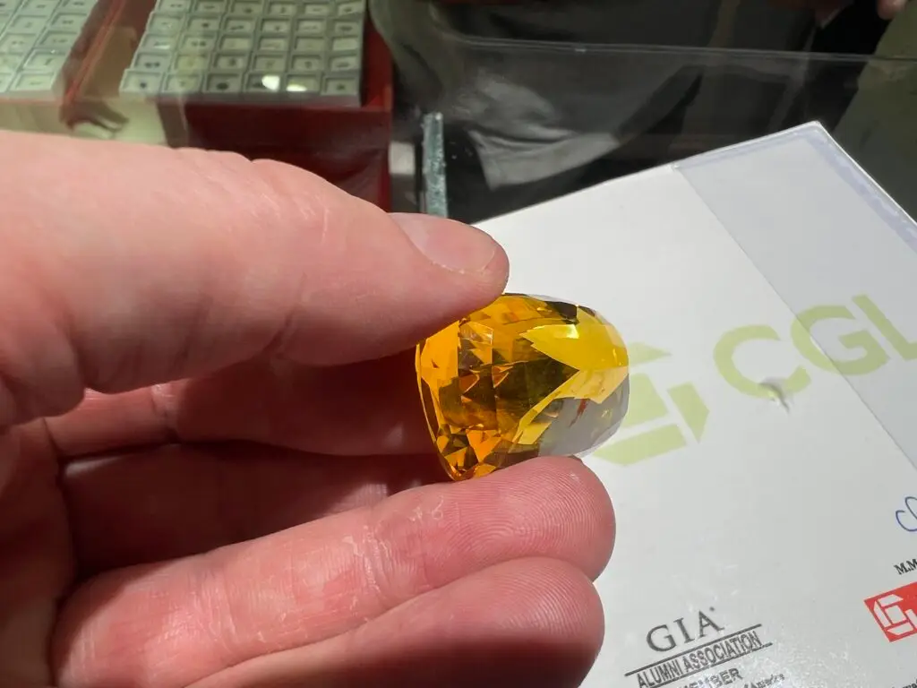 Vérification et classement de pierres naturelles avant expédition – Oxygène Pro