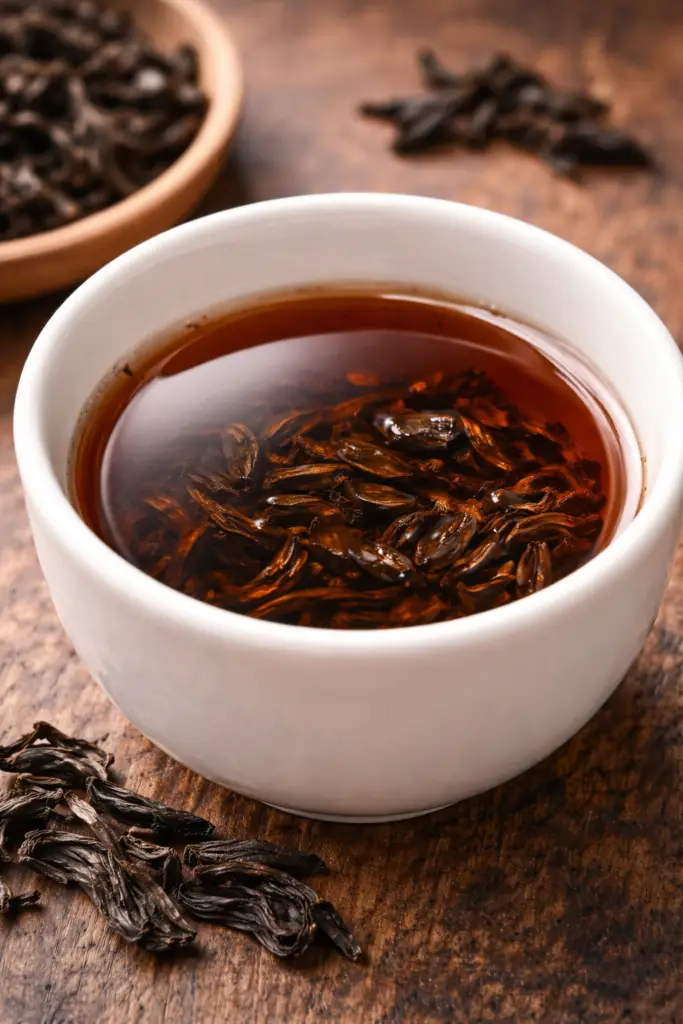 Infusion foncée de thé Lapsang Souchong en tasse