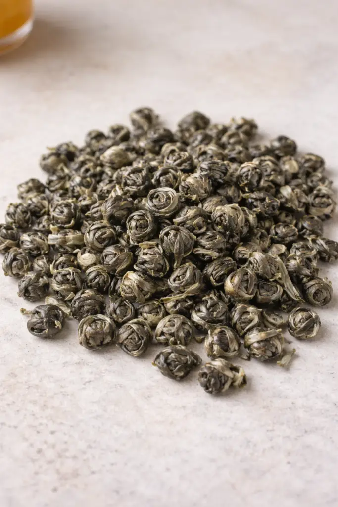 Perles de thé vert avant infusion